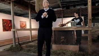 Saat mengkampanyekan bahwa beternak ayam bisa mengentaskan kemiskinan. Bahkan ia mengaku kalau tidak jadi orang kaya, ingin beternak ayam saja. Foto: Reuters