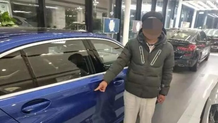 Minta Mobil ke Bapak, Pria Ini Sengaja Lecetin BMW di Showroom Minta Mobil ke Bapak, Pria Ini Sengaja Lecetin BMW di Showroom