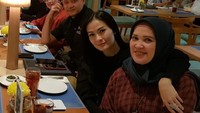 Ketemuan sebelum besok menjalani rutinitas pekerjaan setlh libur..💜💙🖤❤️, kata Iis yang lagi-lagi makan bersama suami dan keluarganya. Foto: Instagram isdadahlia