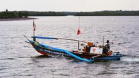 Kehadiran para pemancing atau pengunjung yang sekedar berfoto-foto, selama ini cukup berkontribusi terhadap perekonomian masyarakat setempat. Banyak warga yang berjualan peralatan memancing atau sekedar makanan untuk bekal. Sebagian warga menyewakan perahu untuk mancing. Tarifnya Rp 200 ribu, seharian penuh.