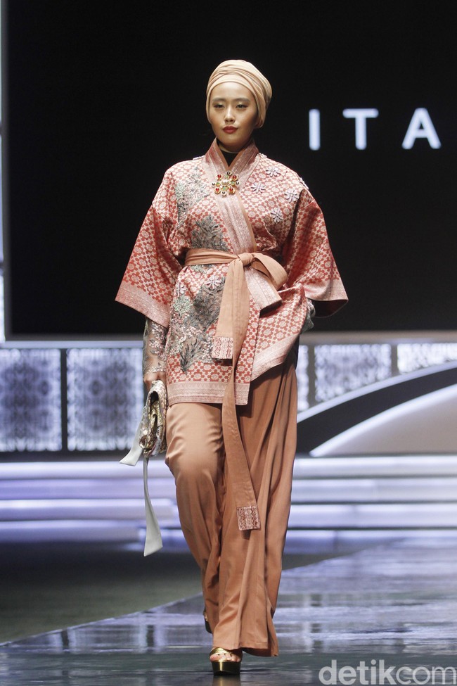Fashion show Itang Yunasz dengan tema Nusantara untuk Dunia menampilkan koleksi busana berbahan kain songket dari Sumatera Barat di Indonesia Sharia Economic Festival [ISEF] 2019, Jakarta Convention Center, Jakarta. Kamis [14/11/20109]. Foto: Mohammad Abduh/Wolipop