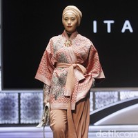 Fashion show Itang Yunasz dengan tema Nusantara untuk Dunia menampilkan koleksi busana berbahan kain songket dari Sumatera Barat di Indonesia Sharia Economic Festival [ISEF] 2019, Jakarta Convention Center, Jakarta. Kamis [14/11/20109]. Foto: Mohammad Abduh/Wolipop
