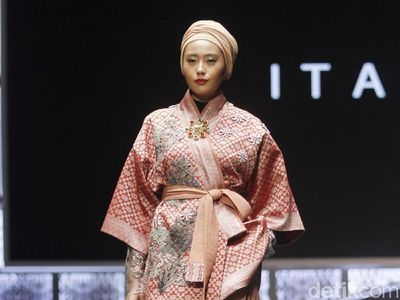 Foto: Keindahan Kain Songket di Baju Karya Itang Yunasz