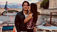 Maria Selena jatuh dipelukan Maui, pilot asal Tahiti. Foto: Dok. Instagram/mariaselena_