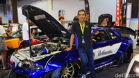 Secara keseluruhan, mobil dengan tema racing street ini dibalut dengan kelir biru dan merah wraping sticker. Sektor yang dimodifikasi secara total mulai dari eksterior, interior, dan tidak hanya secara tampilan, namun juga dari segi performa. Foto: Ridwan Arifin