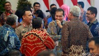 Firli terlihat tengah berbincang dengan para pimpinan KPK Saut Situmorang dan Laode M Syarif.