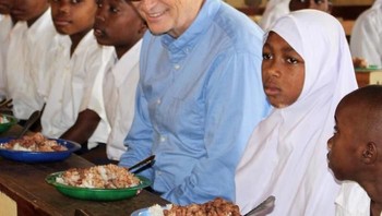 Tanpa canggung ikut makan bersama anak sekolah di Tanzania. Foto: Istimewa
