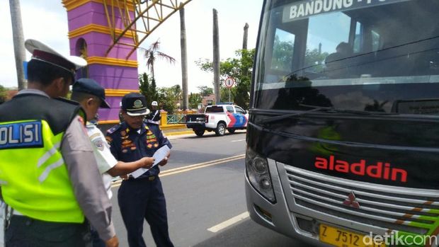 Jelang Nataru, Tim Gabungan Razia Bus Tak Laik di Batas Jabar-Jateng