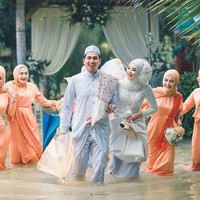 Foto-foto pernikahan mereka di tengah banjir dibagikan oleh Meen Photographer di Facabook dan jadi viral. Bersama para keluarga dan sahabat, pasangan ini pun terlihat sumringah. Foto: Facebook Meen Photographer