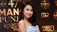 Seleb muda Jennifer Coppen tampil seksi menawan di sebuah acara di Djakarta Theatre akhir pekan lalu. Foto: Noel/detikFoto