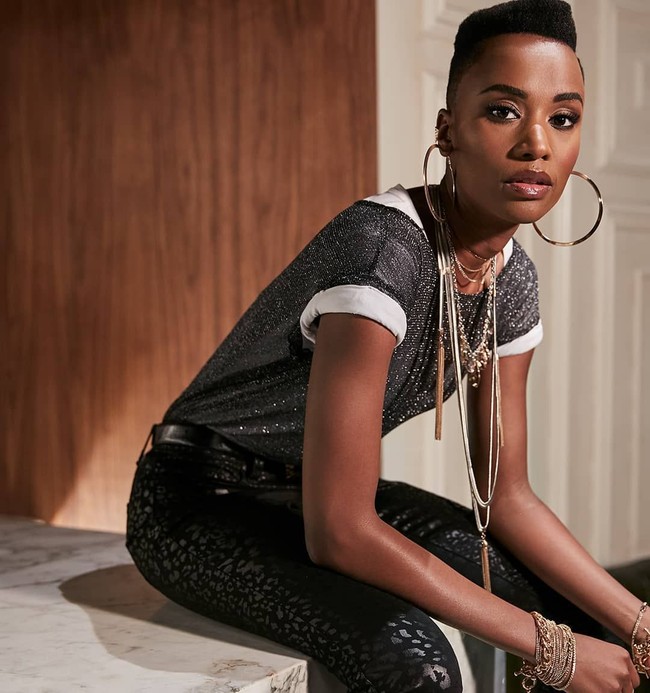 Aku pikir hal paling penting yang harus diajarkan pada perempuan muda sekarang adalah kepemimpinan. Itu adalah sesuatu yang selama ini kurang pada perempuan muda dan wanita untuk waktu yang lama bukan karena kami tidak mau tapi apa yang lingkungan inginkan untuk wanita, ujarnya. Foto: Instagram @zozitunzi