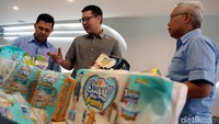 Direktur Utama, Hendra Setiawan bersama Direktur Finansial, Chrisdianto Tedjawidjaja dan Direktur Sales, Djali Halim, saat memperlihatkan produk pembalut dari Softex Indonesia, di pabrik terbarunya di kawasan Industri GT Tech Park, di Karawang, Jawa Barat, Senin (09/12/2019).