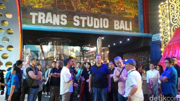 Trans Studio Bali segera hadir di tengah masyarakat Bali dan juga wisatawan. Taman rekreasi indoor berkelas dunia ini akan dibuka 12 Desember mendatang dan menjadi salah satu daya tarik wisata di Bali (Foto: Wahyu/detikcom) Trans Studio Bali segera hadir di tengah masyarakat Bali dan juga wisatawan. Taman rekreasi indoor berkelas dunia ini akan dibuka 12 Desember mendatang dan menjadi salah satu daya tarik wisata di Bali (Foto: Wahyu/detikcom)