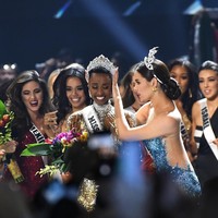Zozibini Tunzi berhasil mengalahkan Miss Puerto Rico Madison Anderson yang menempati posisi kedua dan Miss Mexico Sofia Aragon di peringkat ketiga. Ajang Miss Universe 2019 ini pun diikuti oleh 90 negara. Foto: Paras Griffin/Getty Images