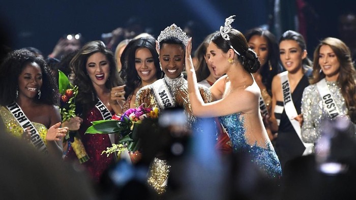 Pemenang Miss Universe 2019 Zozibini Tunzi dari Afrika Selatan ATLANTA, GEORGIA - DECEMBER 08: (EDITORIAL USE ONLY) Miss Universe 2019 Zozibini Tunzi, of South Africa, is crowned onstage at the 2019 Miss Universe Pageant at Tyler Perry Studios on December 08, 2019 in Atlanta, Georgia. (Photo by Paras Griffin/Getty Images)