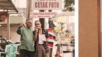 Begini serunya Khan saat beli gorengan di pinggir jalan, yang ada di wilayah Mangga Besar Raya sambil berbincang santai bersama beberapa orang di sana. Foto: Instagram @_riop_