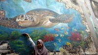 Lukisan ini ada yang berupa pemandangan bawah laut. Karena keren, banyak orang yang sengaja datang ke sini buat foto-foto. (Eko Susanto/detikcom)