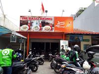 Mie Baso Akung: Yamin Legendaris dengan Topping Ceker Super Lembut!