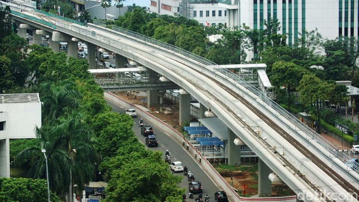 Pekerja menyelesaikan proyek jalur kereta ringan atau Light Rail Transit (LRT) yang menghubungkan Jakarta, Bogor, Depok, Bekasi (Jabodebek) di Kuningan, Jakarta, Selasa (10/12/2019). Pembangunan proyek moda Lintas Rel Terpadu (LRT) Jabodebek terus dikebut dan ditargetkan selesai pada pertengahan tahun 2021