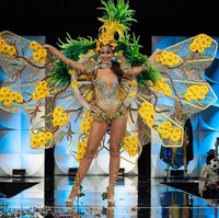 Finalis Miss Universe 2019 dari US Virgin Islands Andrea Piecuch tampil heboh bak kupu-kupu raksasa. Dia mengenakan sayap dengan hiasan bunga berwarna kuning dan hiasan kepala yang dilengkapi rumbai hijau. Foto: Facebook Miss Universe