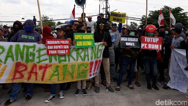 Bunyikan Kentongan Penanda Bau, Warga Demo Tuntut PT RUM Tutup