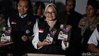 Kepala Badan POM Penny K. Lukito menunjukan pangan olahan ilegal dalam jumpa pers di Jakarta, Selasa (10/12).