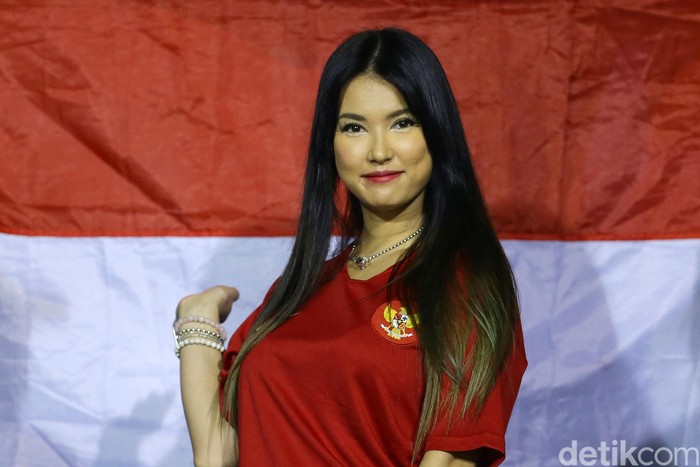 Mantan bintang aktor film dewasa asal Jepang Miyabi kembali hadir ke Rizal Memorial Stadium untuk menyaksikan pertandingan final Sepakbola antara Indonesia melawan Vietnam, Manila, Filipina, Selasa (10/12/2019).
