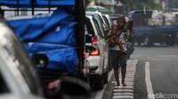 Di kawasan ini masih sering terjadi kegiatan mengamen dengan menggendong anak kecil.