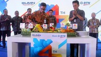 Direktur Utama PT Bank Tabungan Negara (Persero) Tbk Pahala N. Mansury bersama Komisaris Utama Candra M Hamzah dan Dirjen Pembiayaan Infrastruktur Kementerian PUPR, Eko D. Heri Poerwanto beserta jajaran direksi dan komisaris lainnya memotong tumpeng pada acara Hari Ulang Tahun KPR BTN ke 43 di Jakarta, Selasa (10/12). Foto: dok. Bank BTN