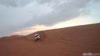 Turun dari bukit pasir, perut seperti kena butterfly effect. Peserta tur sontak menjerit sambil pegangan. Debu pasir beterbangan sisi mobil. (Bonauli/detikcom)