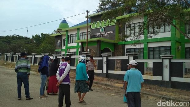 Warga mendatangi kantor MUI di Kendari Sultra