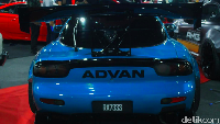 Pria yang senang mengkoleksi mobil sport legendaris ini menyatakan ubahan yang dilakukan mengikuti tren modifikasi yang tengah ngetren di Malaysia, yakni street racing dengan body kit Rocket Bunny. Foto: Ridwan Arifin/detikOto