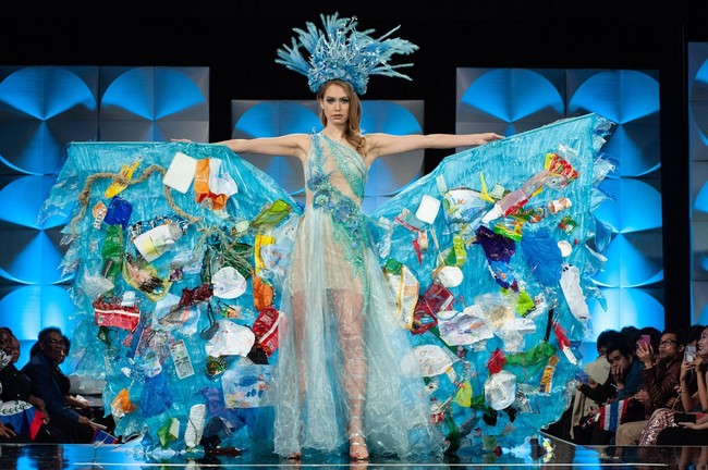 Finalis Miss Universe 2019 asal Belanda, Sharon Pieksma, tampil dengan gaun biru yang dihiasi sampah sebagai kostum nasionalnya. Sharon disebutkan tampil sebagai dewi Laut Utara yang bertugas untuk menjaga kebersihan laut. Foto: Facebook Miss Universe