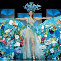 Finalis Miss Universe 2019 asal Belanda, Sharon Pieksma, tampil dengan gaun biru yang dihiasi sampah sebagai kostum nasionalnya. Sharon disebutkan tampil sebagai dewi Laut Utara yang bertugas untuk menjaga kebersihan laut. Foto: Facebook Miss Universe