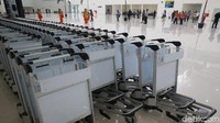 Troli untuk bawaan bagasi penumpang juga sangat banyak tersedia disana.