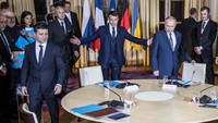 Tampak Presiden Prancis Emmanuel Macron (tengah) mempersilahkan kedua pihak yang berkonflik untuk duduk. Christophe Petit Tesson/Pool via AP.