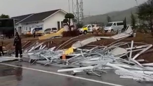Bagian Atap Roboh, Gerbang Tol Weleri Sempat Ditutup 2 Jam