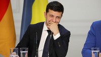 Presiden Ukraina Volodymyr Zelenskiy tersenyum saat memberikan keterangan pers. Ludovic Marin/Pool via AP.