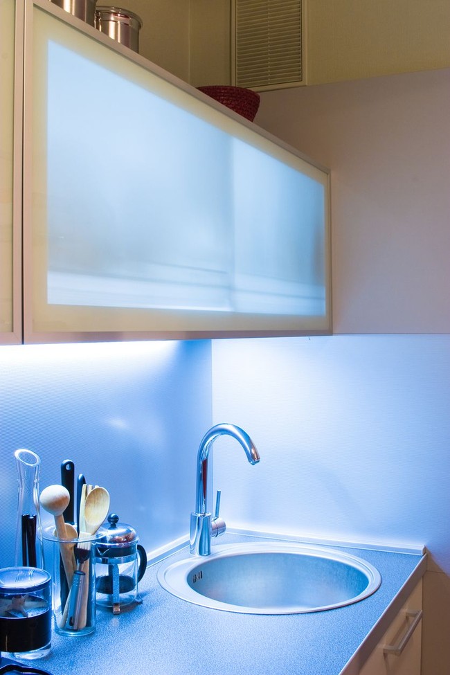 Inspirasi interior dapur dengan sentuhan Classic Blue sebagai tren warna 2020. (Foto: iStock)