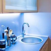 Inspirasi interior dapur dengan sentuhan Classic Blue sebagai tren warna 2020. (Foto: iStock)