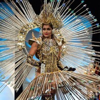 Miss Panama Mehr Eliezer tampil super heboh dalam balutan kostum nasionalnya yang tampak dihiasi panah kayu. Dari video yang diunggah Miss Universe di Instagram, Mehr sampai kesulitan untuk berjalan karena kostumnya yang berukuran lebar itu. Foto: Facebook Miss Universe