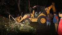 Angin kencang yang disertai hujan lebat diketahui menerjang kawasan Kediri. Akibatnya, satu orang dilaporkan tewas, dan sejumlah mobil serta bangunan rusak usai diterjang angin kencang tersebut. Antara Foto/Prasetia Fauzani.