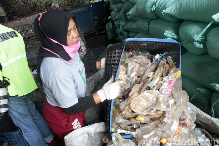 Melihat Proses Daur Ulang Botol  Plastik  Air Kemasan Foto 4