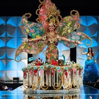 Miss Malaysia Shweta Sekhon tampil memakai kostum nasionalnya yang super heboh bertemakan A Peranakan Indulgence di Miss Universe 2019. Shweta tampak membawa meja berisi berbagai makanan manis yang menjadi bagian dari kostumnya. Kostum nasional Shweta ini beratnya mencapai 28 kg. Foto: Facebook Miss Universe