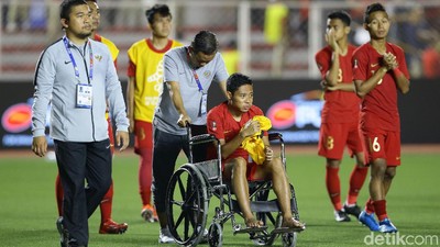 Potret Evan Dimas di Kursi Roda Usai Dapat Tekel Kasar Pemain Vietnam