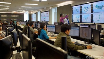 Mereka menjelaskan melalui papan monitor yang berada di pusat pemantauan kualitas jaringan layanan XL Axiata atau  Customer Experience and Service Operation Center (CE&SOC) yang berada di kantor pusat gedung XL Axiata Jakarta, Selasa (10/12).