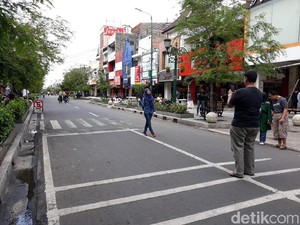 Tak Ada Kendaraan Bermotor, Wisatawan di Malioboro Gembira