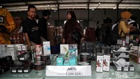 Sebelumnya, BPOM telah melakukan penggerebekan pada Senin (9/12) lalu. Sejumlah petugas BPOM nampak sedang membungkus kosmetik dan obat ilegal di salah satu gudang yang berada di kawasan Papanggo, Tanjung Priok.