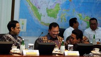 Sejumlah menteri lainnya seperti Menteri Pendidikan dan Kebudayaan (Mendikbud) Nadiem Makarim dan Menteri Kesehatan Terawan Agus Putranto juga turut menghadiri rapat terbatas tersebut.