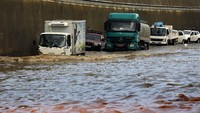 Hanya mobil-mobil besar yang berani menerobos banjir. AP Photo/Bilal Hussein.